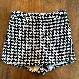 Pink Lily Black & White Houndstooth Women's skort